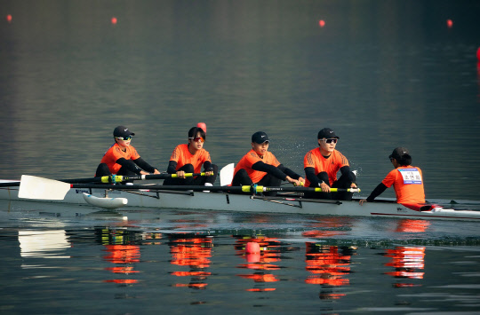 넷마블장애인선수단이 제42회 전국장애인체육대회에서 총 11개 메달을 획득했다. 왼쪽부터 강현주·배지인·최범서·강이성 선수, 조연희 감독. 넷마블문화재단 제공